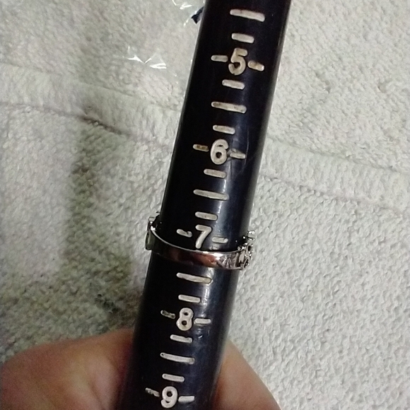 Silvertone stone ring with inclusions 7 - Picture 2 of 5